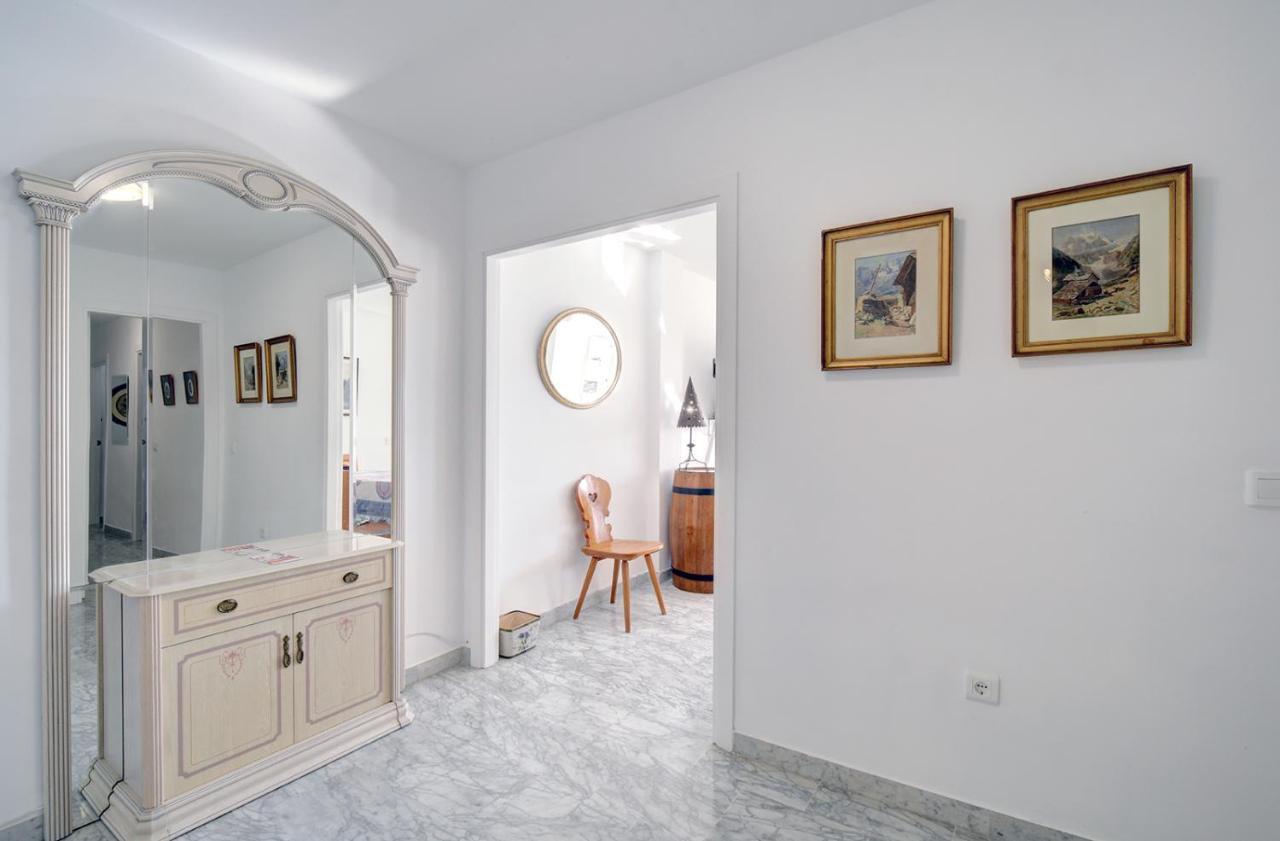 Sleeps 8 Aircon Secure Underground Parking Free Netflix Fast Internet *