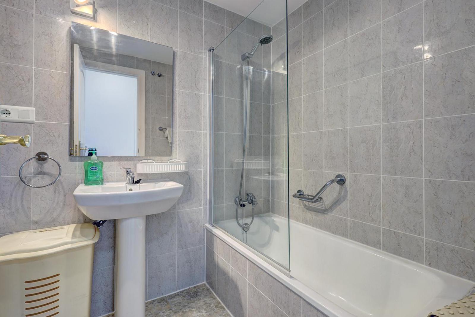 Sleeps 8 Aircon Secure Underground Parking Free Netflix Fast Internet *