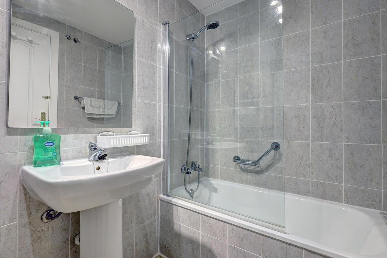 Appartamento Sleeps 8 Aircon Secure Underground Parking Free Netflix Fast Internet