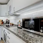 Marbella Sleeps 8 Aircon Secure Underground Parking Free Netflix Fast Internet