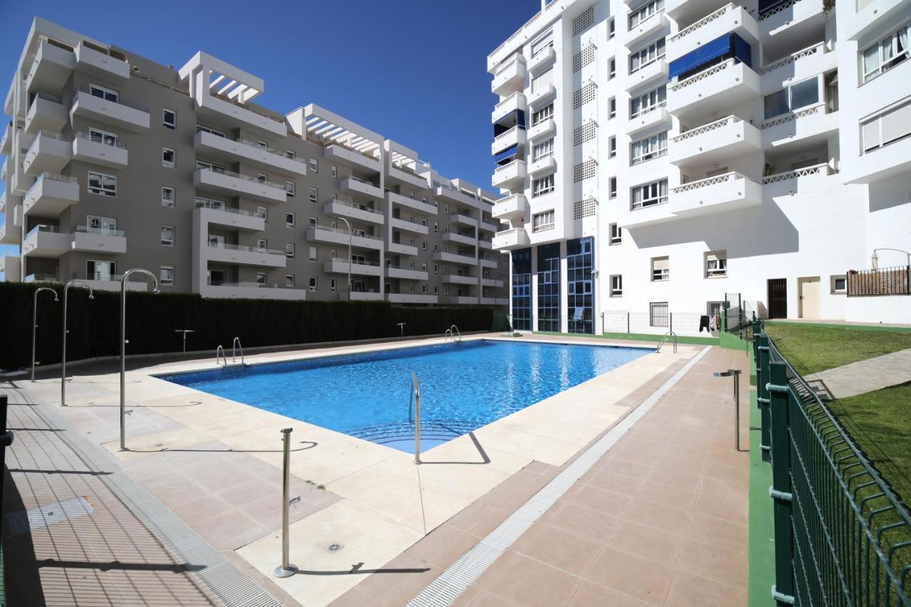Sleeps 8 Aircon Secure Underground Parking Free Netflix Fast Internet Apartemen *
