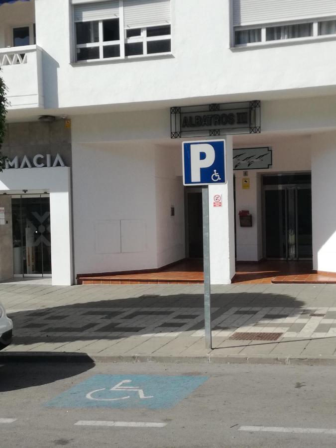 Sleeps 8 Aircon Secure Underground Parking Free Netflix Fast Internet Apartemen *