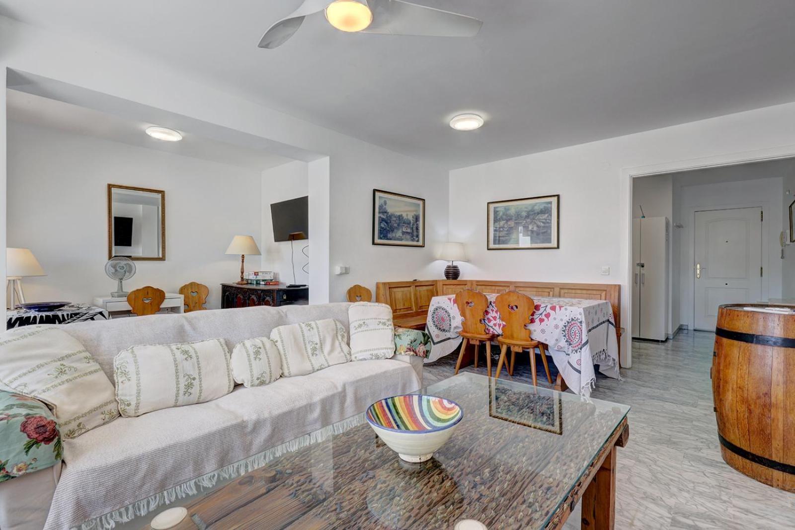 Apartemen Sleeps 8 Aircon Secure Underground Parking Free Netflix Fast Internet *