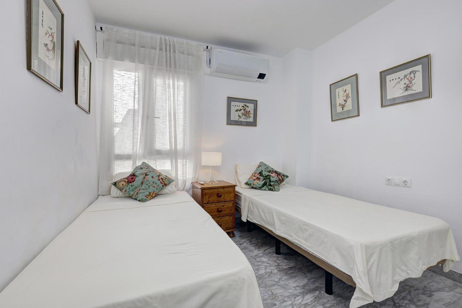 Sleeps 8 Aircon Secure Underground Parking Free Netflix Fast Internet Apartemen Marbella
