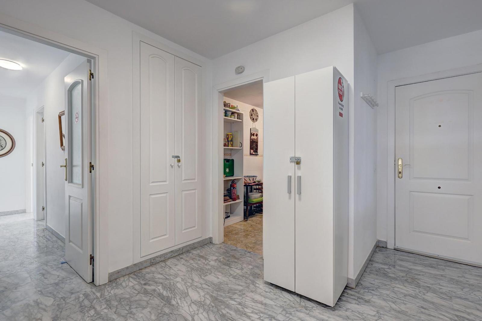 Apartemen Sleeps 8 Aircon Secure Underground Parking Free Netflix Fast Internet *