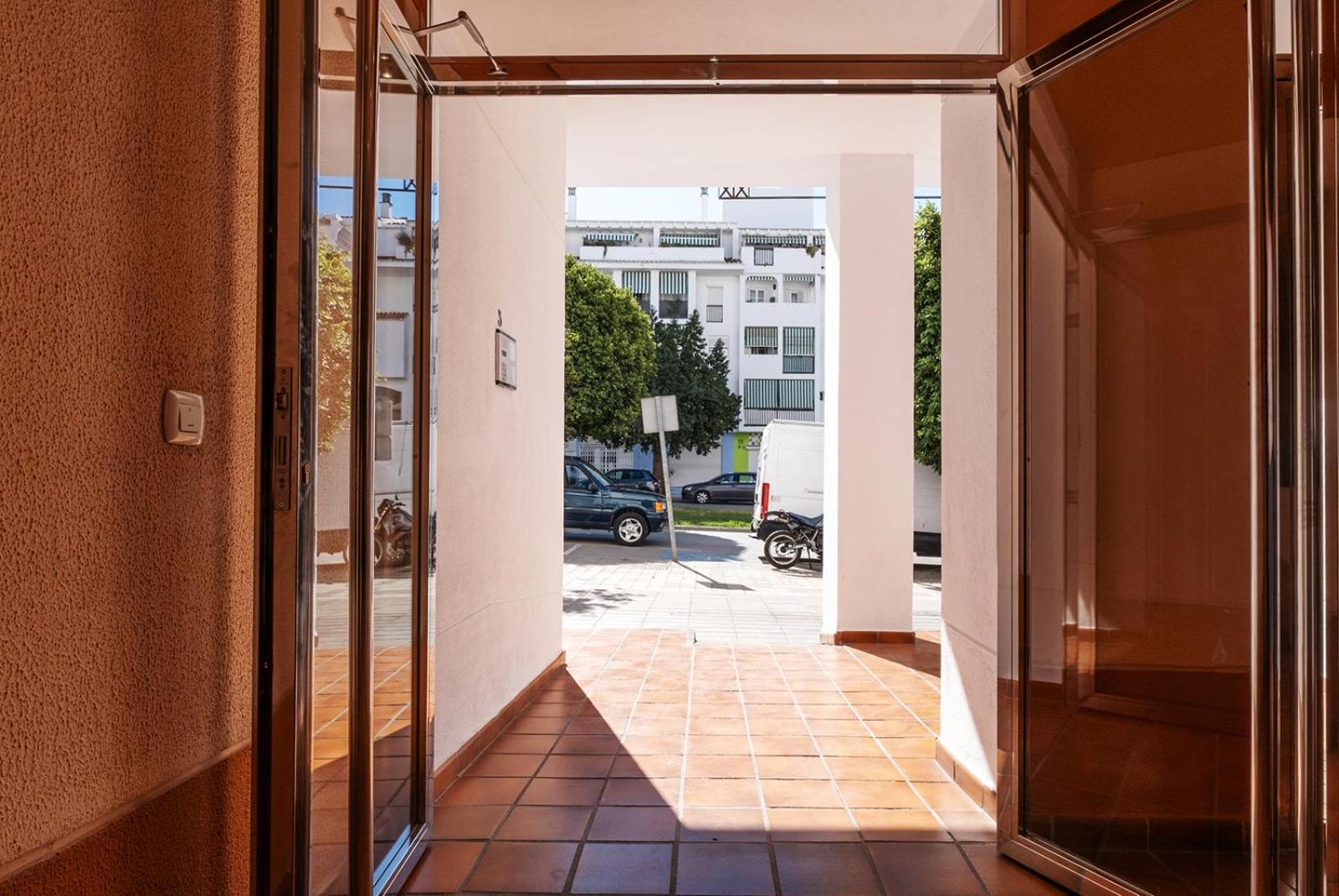 Sleeps 8 Aircon Secure Underground Parking Free Netflix Fast Internet *