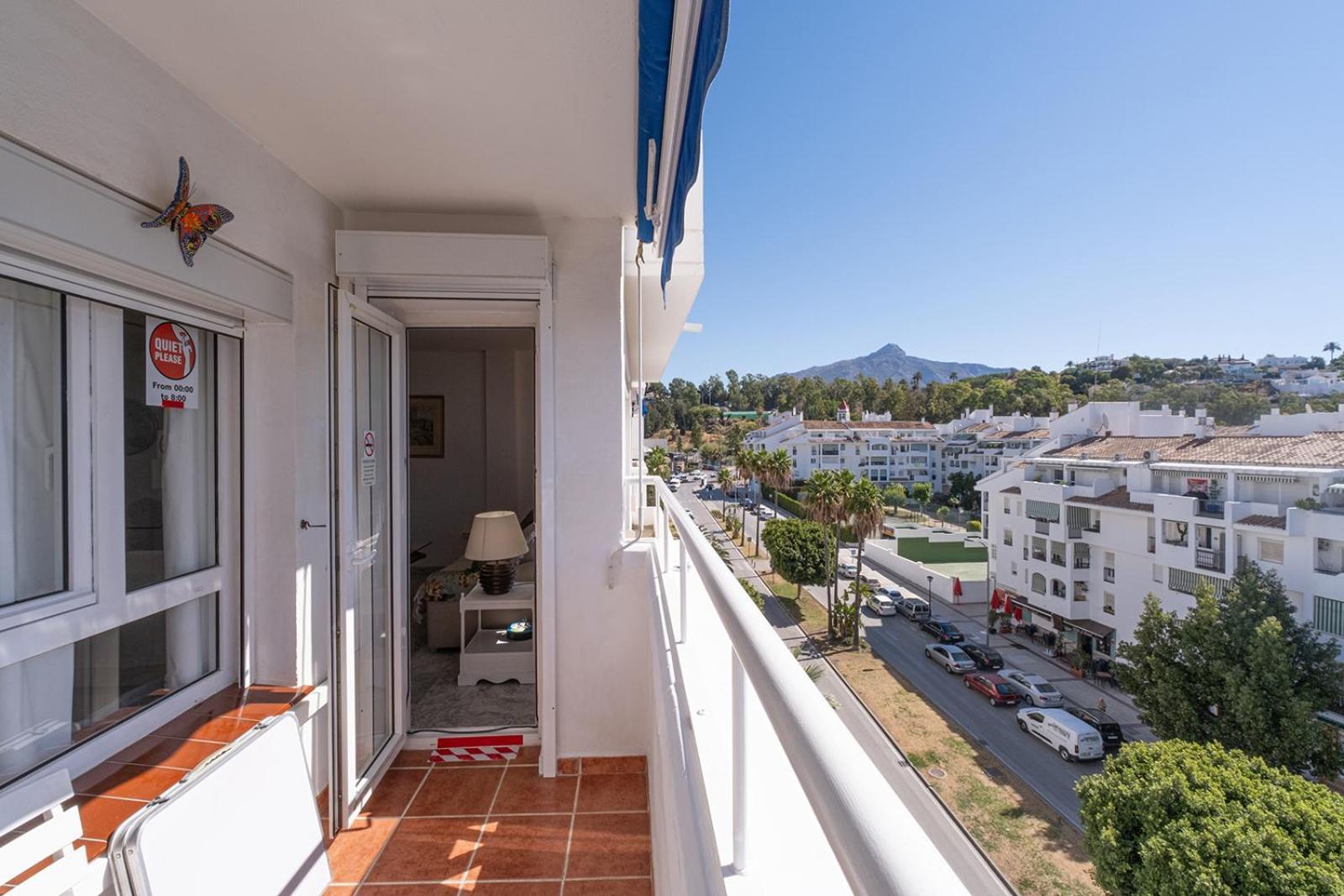 Sleeps 8 Aircon Secure Underground Parking Free Netflix Fast Internet Apartemen Marbella