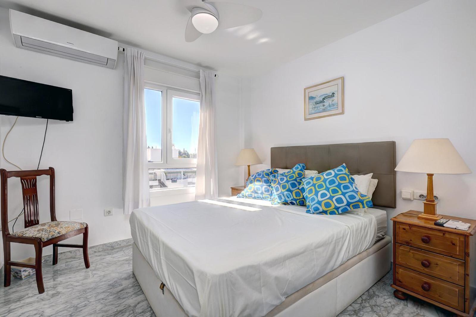 Sleeps 8 Aircon Secure Underground Parking Free Netflix Fast Internet Apartemen Marbella