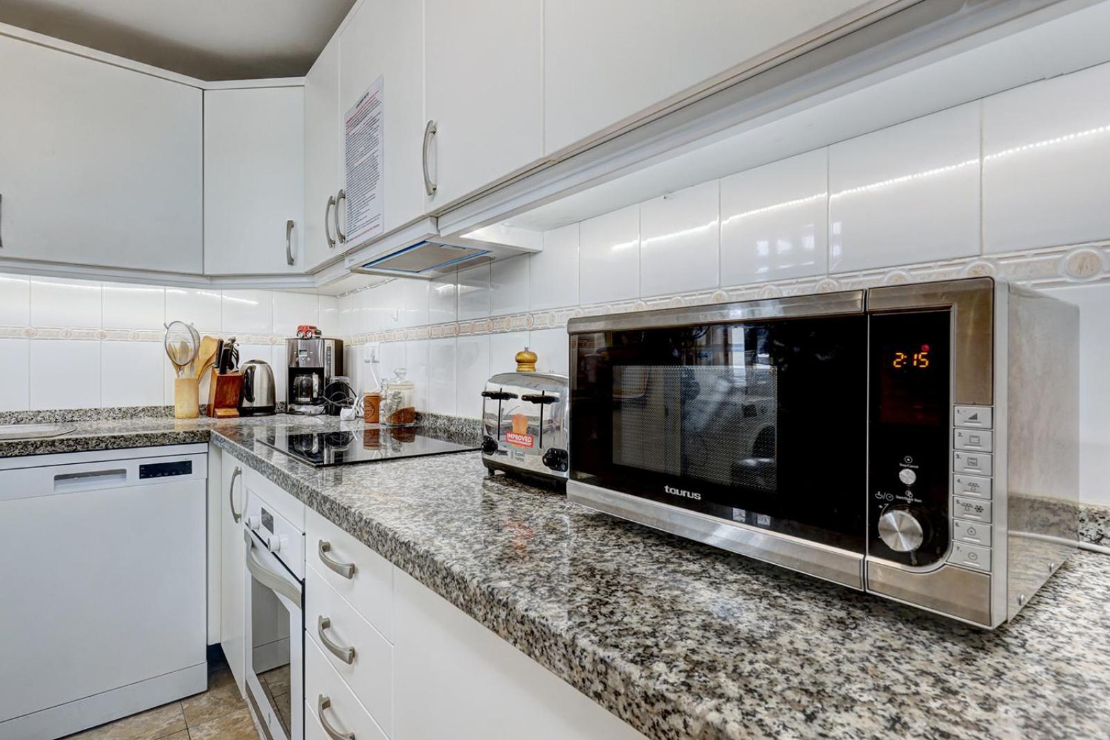Sleeps 8 Aircon Secure Underground Parking Free Netflix Fast Internet Apartemen *