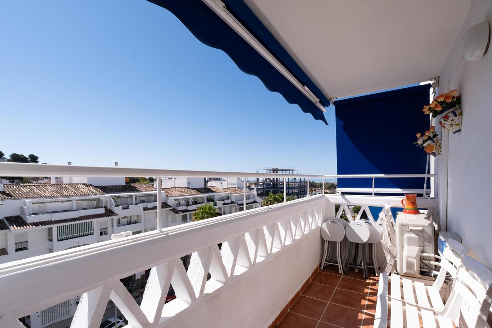 Sleeps 8 Aircon Secure Underground Parking Free Netflix Fast Internet Apartemen Marbella